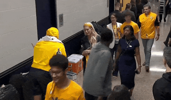 A股策略 一声叹息，哈利伯顿拄拐在球员通道等待队友并和队友依次拥抱